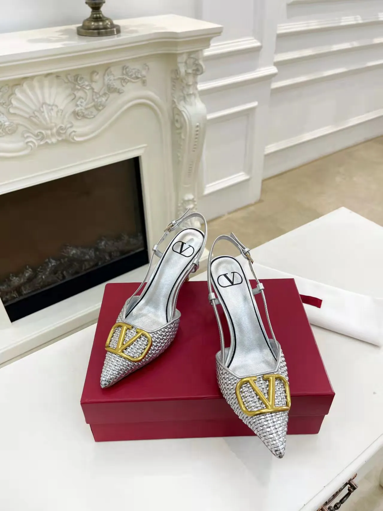 👟👟Ex-factory price 440👟👟 Genuine leather sole +40 Top version 𝑉𝐴𝐿𝐸𝑁𝑇𝐼𝑁𝑂 Valentino new spring and summer women's 5⃣️color empty back sandals. The unique [V family hand-woven] brings out a full sense of high-end, and the new season will live up to expectations! Worth buying★Absolutely high-grade❥Original method, Absolutely sensual❥Elegant style, creating a different feeling, simple and elegant style!  Code number: 35-41 (34-42 is custom-made and non-returnable) Inner lining: Sheepskin lining Heel height: 7.5 cm Leather outsole + 40 rubber outsole